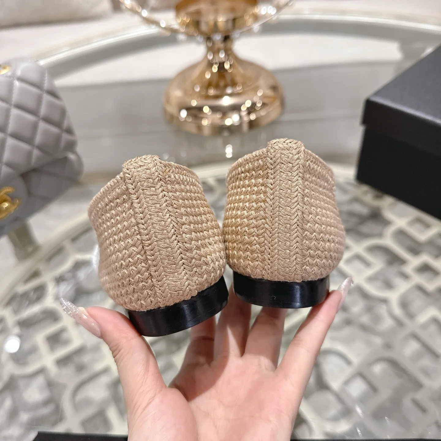 💕💕Factory direct selling price p540💕💕 Chanel 25SS finally releases woven ballet shoes‼ ️ Shoes worthy of their own article, I have to say that they are finally waiting for you! So elegant and chill. Wear it in the summer to enjoy the breeze and walk on the street. Round square toe design. Cute and cute~ The appearance is super online. When you wear it, you will feel like a wealthy daughter. I thought it was good-looking. Only when I put it on my feet do I know how easy it is to wear~ Upper: Exclusive custom-made mesh (comfortable and breathable) Foot pad: Sheepskin Outsole: Genuine leather sole imported from Italy Size: 35-39 (customized at 40.41.42)
